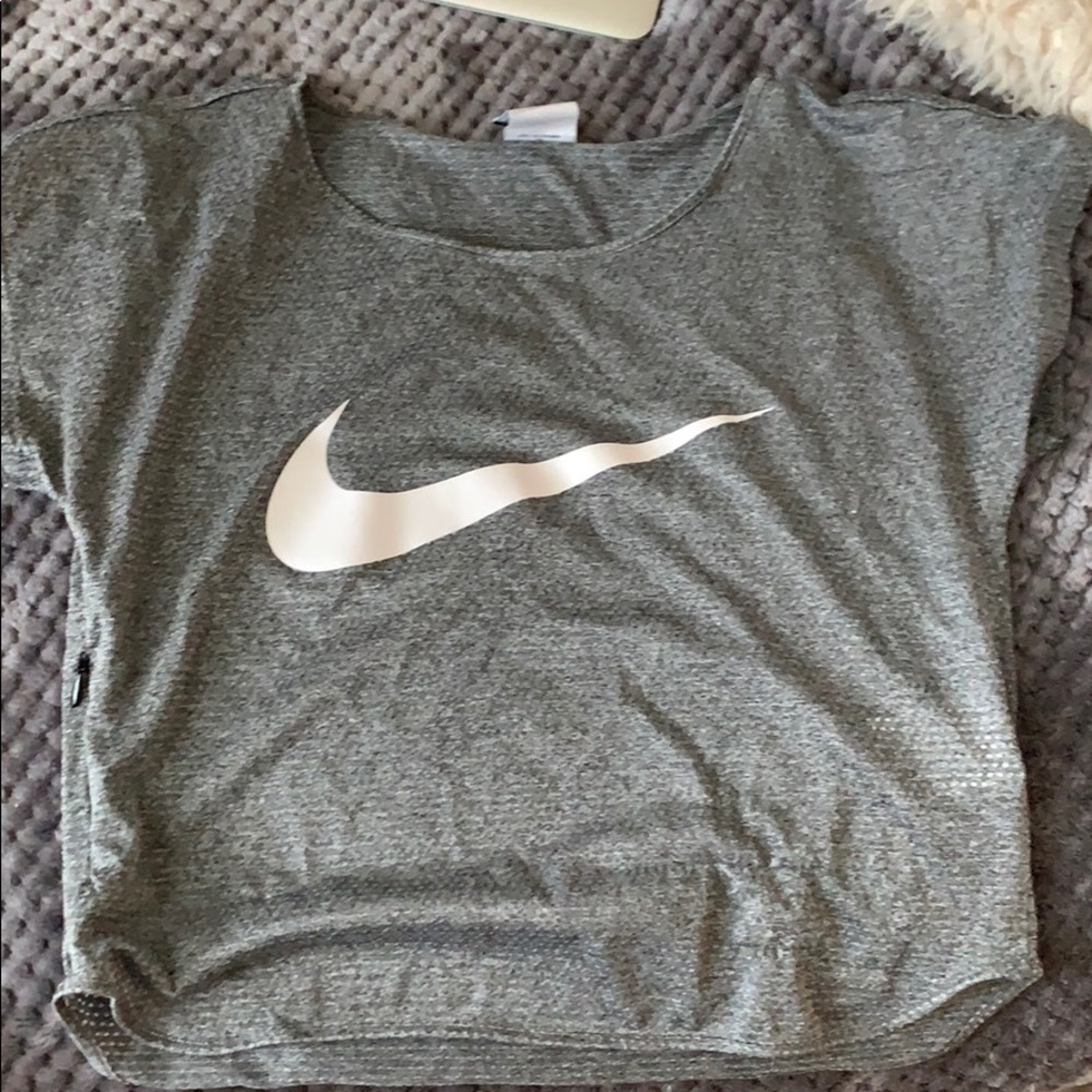 CROPPED NIKE TOP